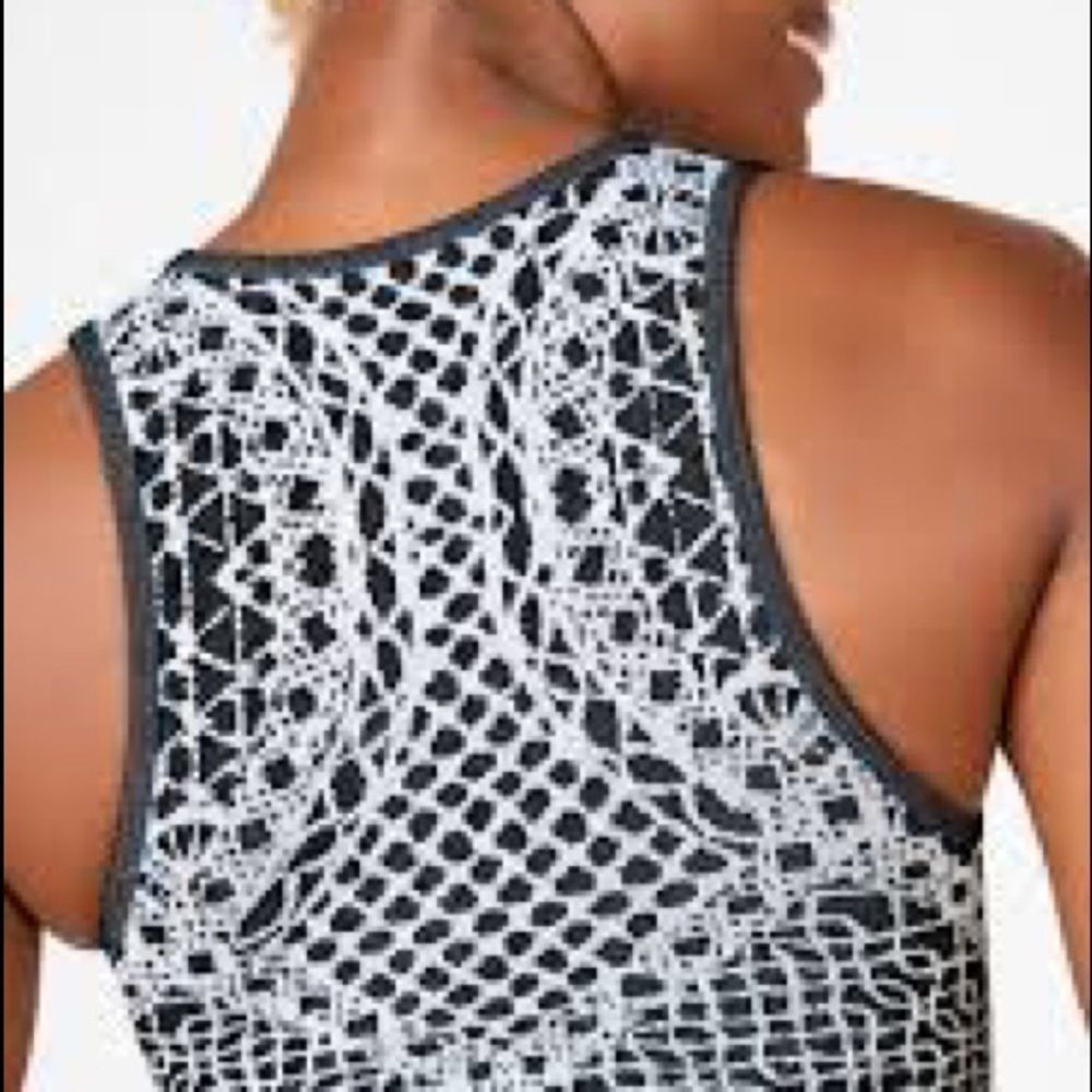 Fabletics Black Gray Pattern Crop Top Size Small - image 5